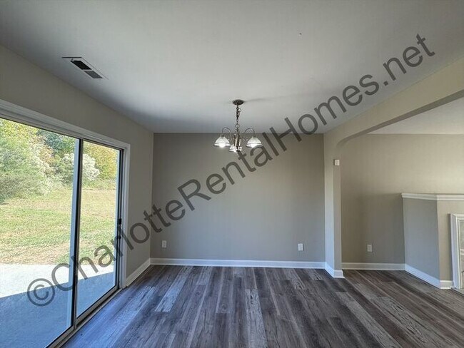 Building Photo - Nice 3 bedroom 2.5 bath home in Charlotte!