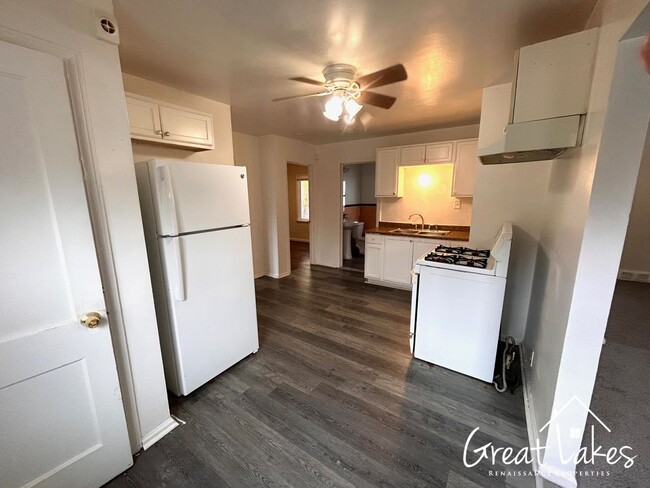 Building Photo - $200 OFF FIRST MONTH'S RENT - Lovely 3 Bed...