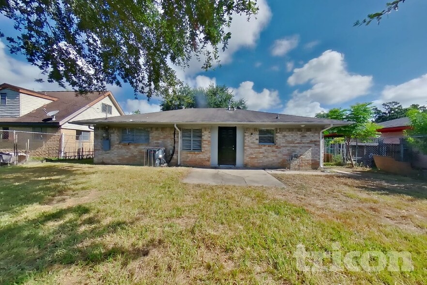 Building Photo - 4427 Oakside Dr