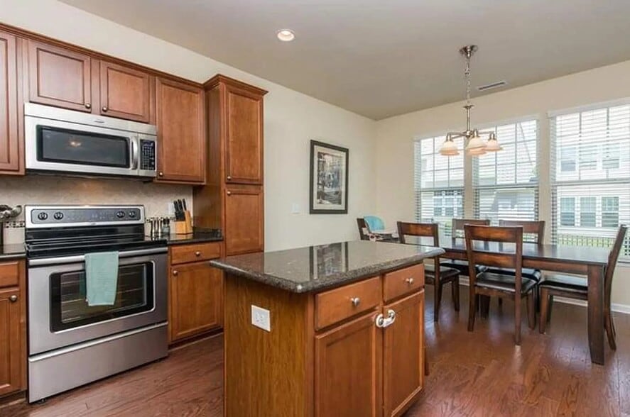 Kitchen-Breakfast nook - 725 Garden Square Ln