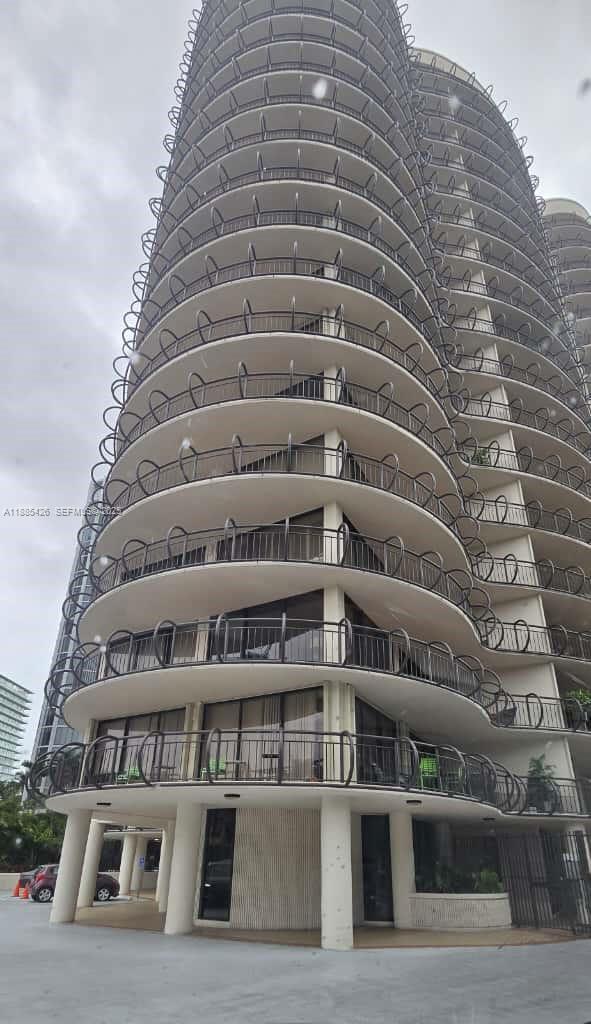 Building Photo - 2843 S Bayshore Dr