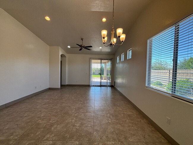 Building Photo - SPACIOUS HOME FOR RENT!