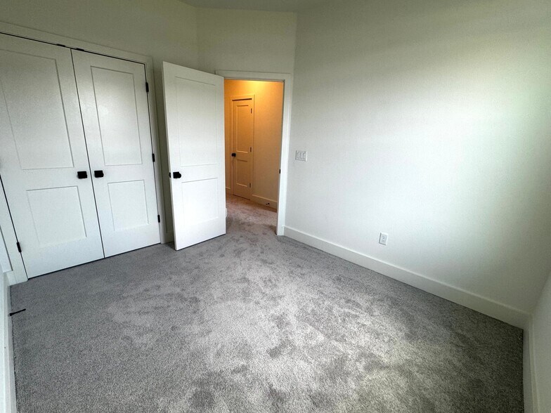 Building Photo - 15250 Groveside Rd