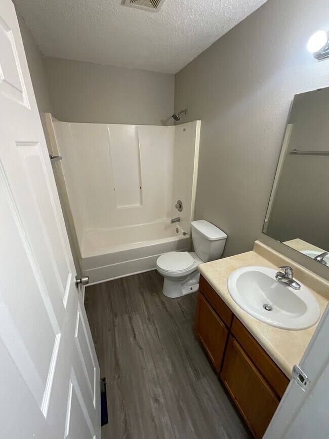 Building Photo - 3 Bed 1.5 Bath
