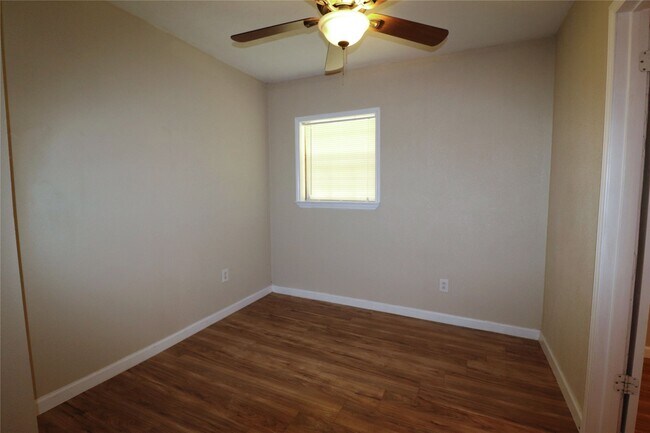 Building Photo - 20 White Oak Dr