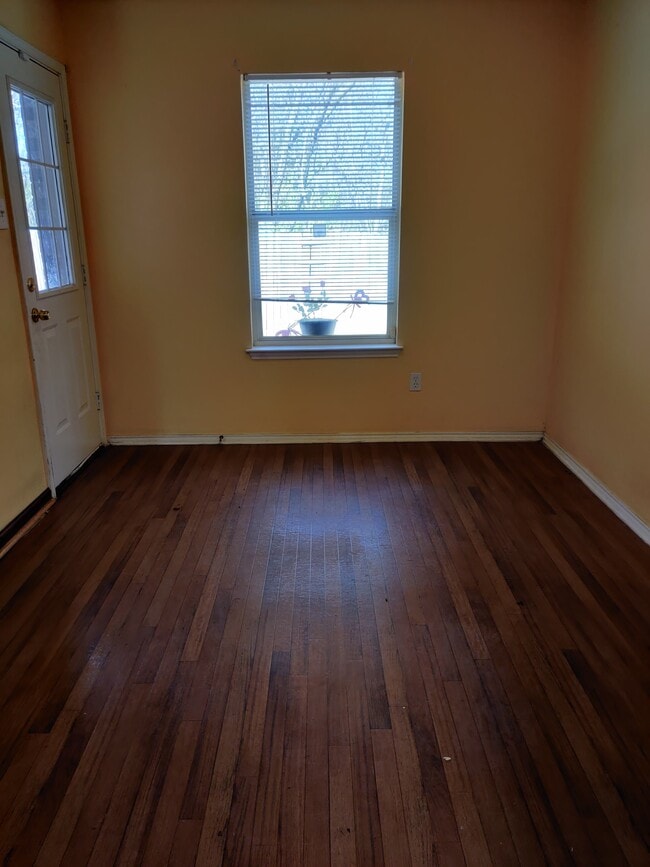 Building Photo - 3102 Via Helena Dr