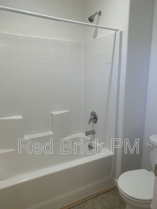 Building Photo - 821 Tivoli Dr