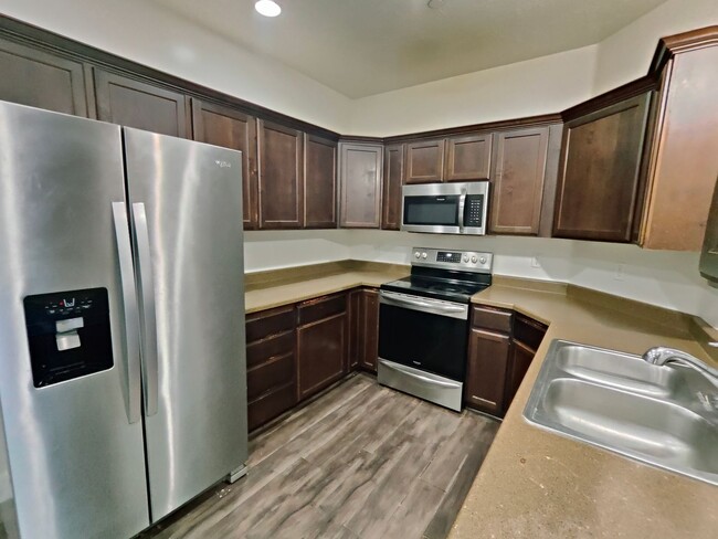 Building Photo - Charming 3-Bed, 2-Bath Condo - Two Weeks F...