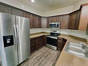 Building Photo - Charming 3-Bed, 2-Bath Condo