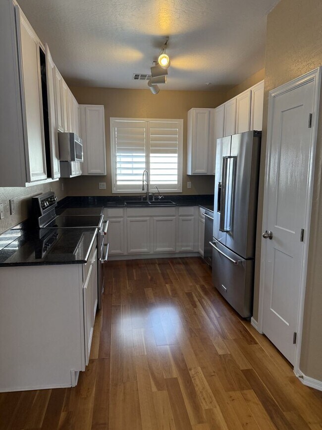 Building Photo - Tri-level townhouse at Gilbert & Guadalupe!