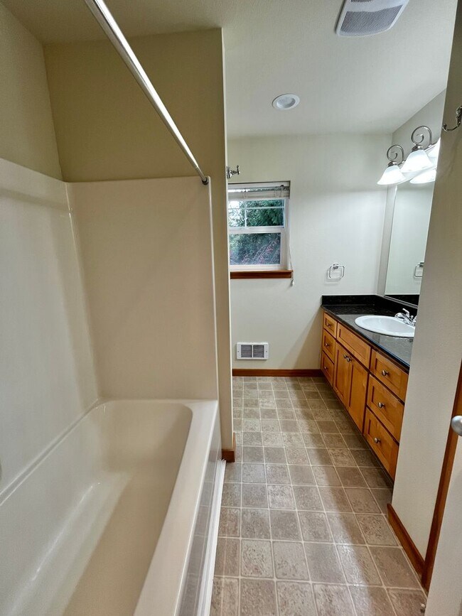 Building Photo - Beautiful 4 Bedroom Bainbridge Home Close ...