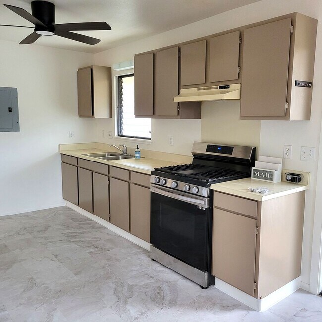 Building Photo - Kapahulu 3 bed, 2 bath single family home