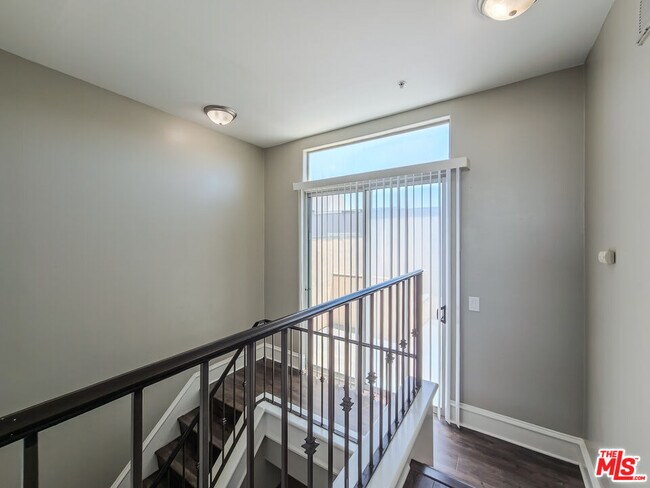 Building Photo - 5237 Willowcrest Ave