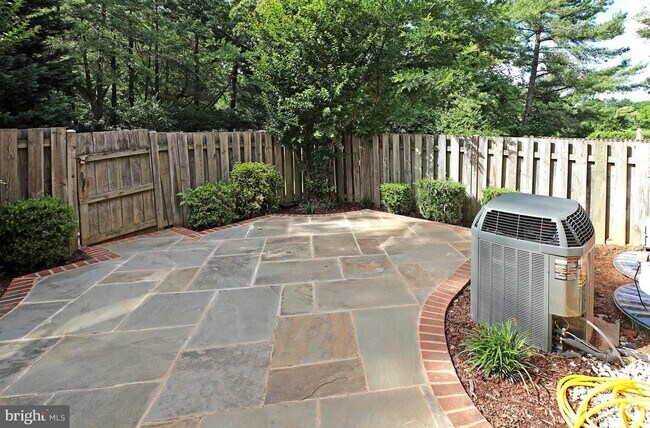 Building Photo - 1810 Golf View Ct