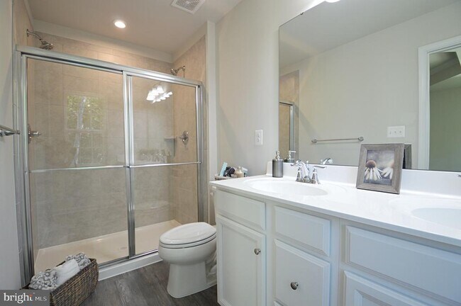 Building Photo - 528 Landing Dr