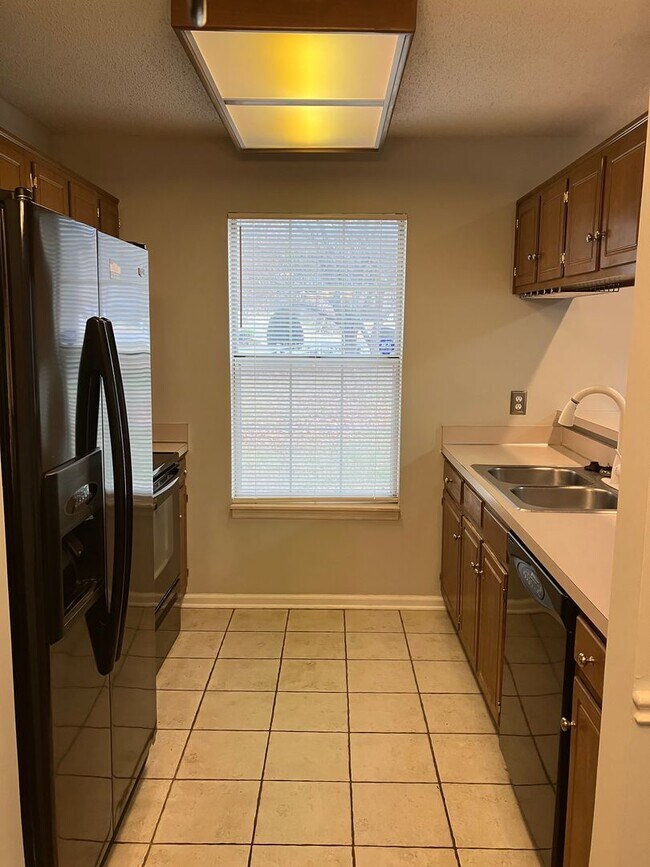 Building Photo - End Unit Townhome in the Villages of Brentwood