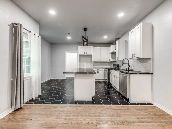 Building Photo - Charming home in Central Park Neighborhood...