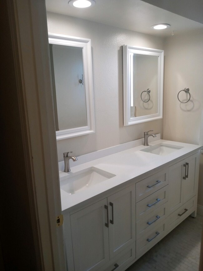 Building Photo - 824 Bridge St