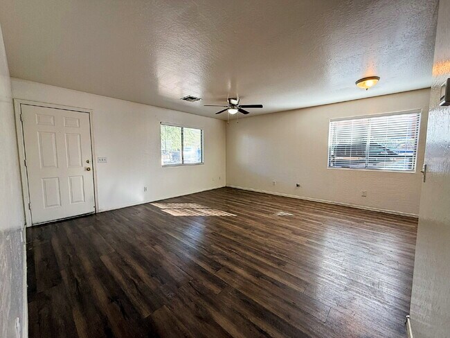 Building Photo - "Spacious 4-Bedroom Townhouse in Prime Phoenix Location – Quiet and Move-in ready!"