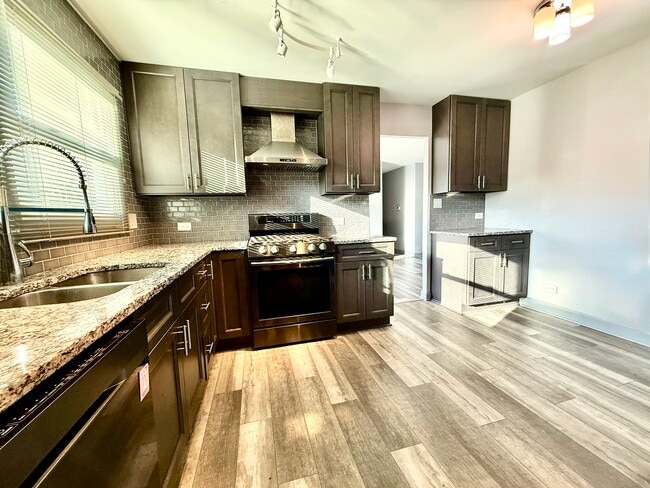 Building Photo - 1011 Aspen Dr