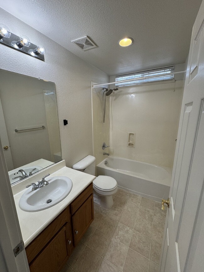 Building Photo - Beautiful 3 Bed, 2.5 Bath Green Valley Sin...