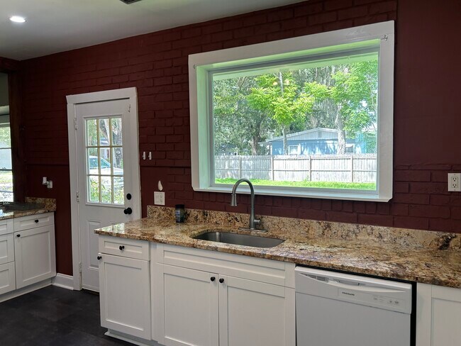 Building Photo - 115 E Lattin St