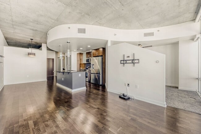 Building Photo - 38th Floor Spire Stunner!