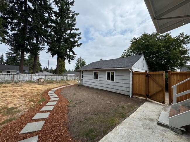 Building Photo - Newly renovated 4 bed 1 bath home in Burien