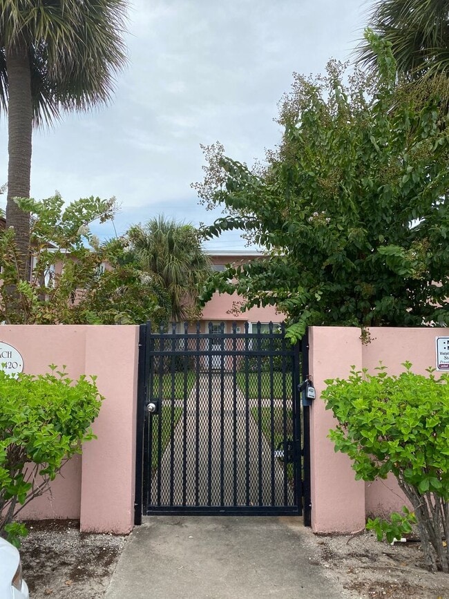 Building Photo - WALK TO THE BEACH FROM YOUR TOTALLY UPDATED, BEAUTIFUL CONDO!