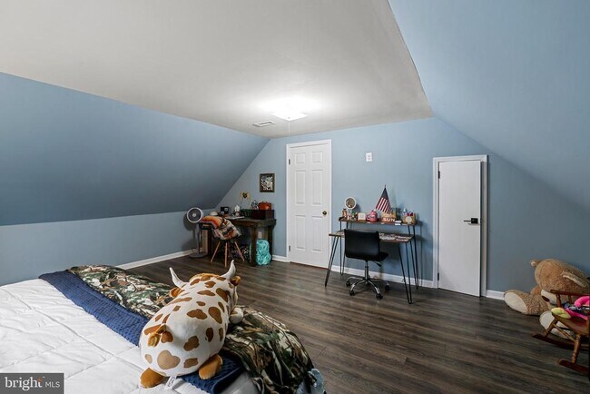 Building Photo - 731 W Country Club Dr