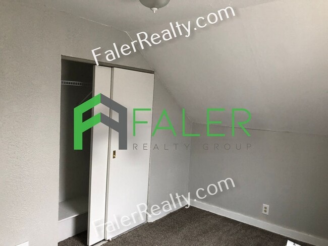 Building Photo - Huge Yard and Charming Home!