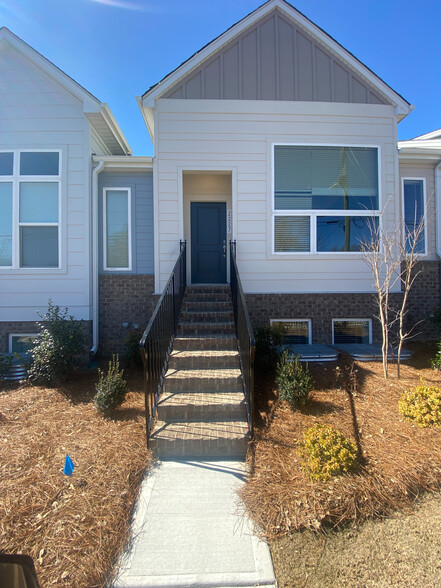 Building Photo - Room in Townhome on Statesville Ave