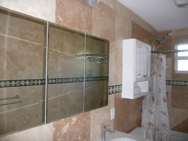 Building Photo - 525 24th Ave N