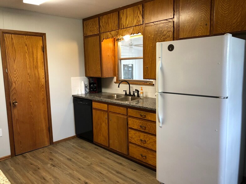 Ample storage cabinets in kitchen - 1034 Elizabeth Ave