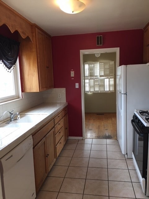 Building Photo - Beautiful Three Bedroom One and half Bath ...