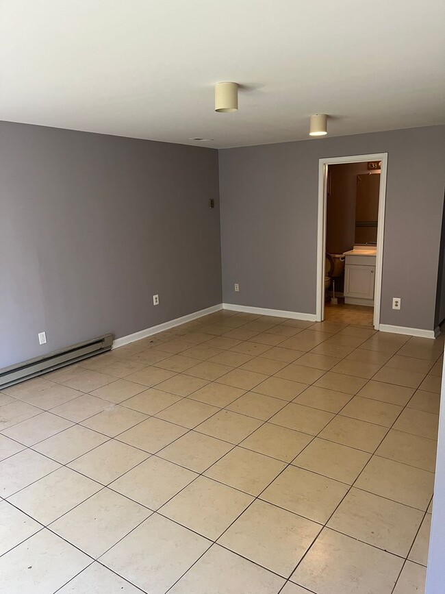 Building Photo - 3 bedroom, 2.5 bathroom townhouse in the q...