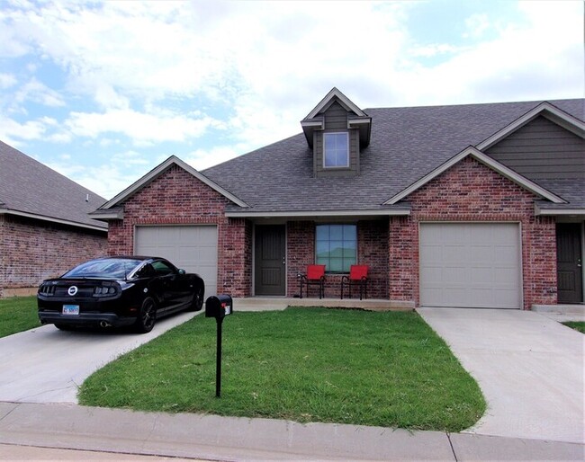 Primary Photo - 2 BED 1 BATH 1 CAR GARAGE TOWNHOUSE-DEL CITY