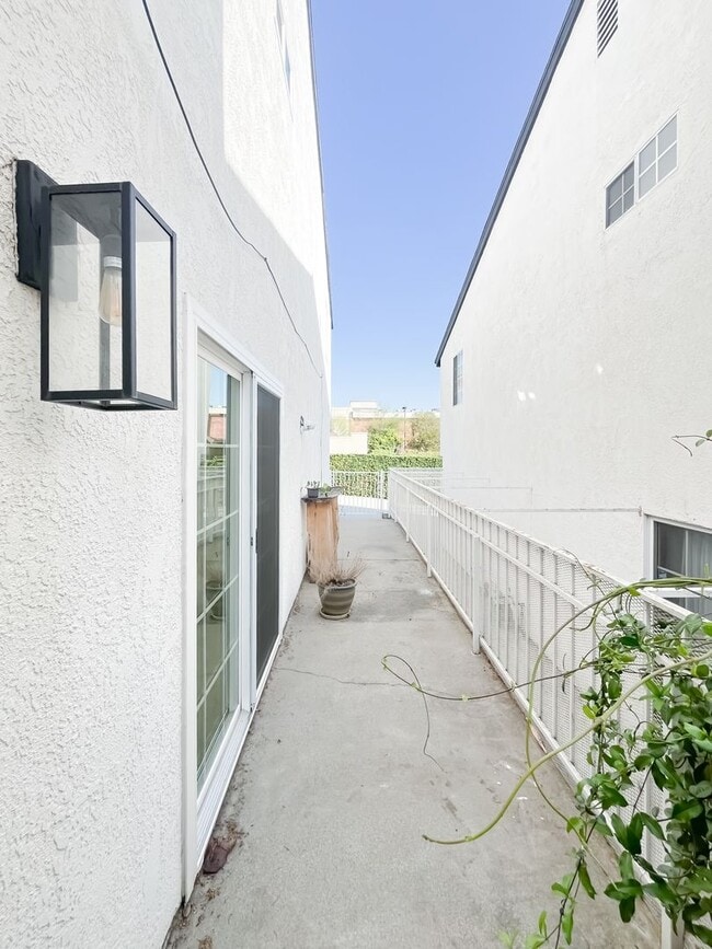 Building Photo - Breathtaking 2-Bedroom Townhome with 2-Car...