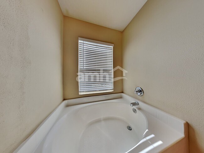 Building Photo - 12333 Anarania Dr
