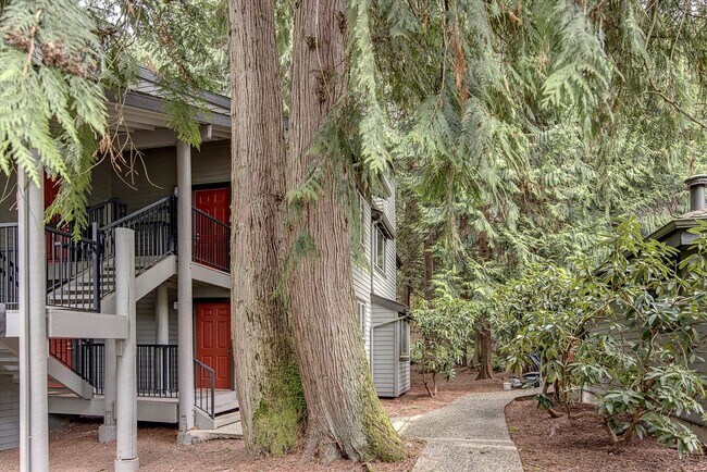 Building Photo - Updated 2 bed Downtown Redmond Condo w/Poo...