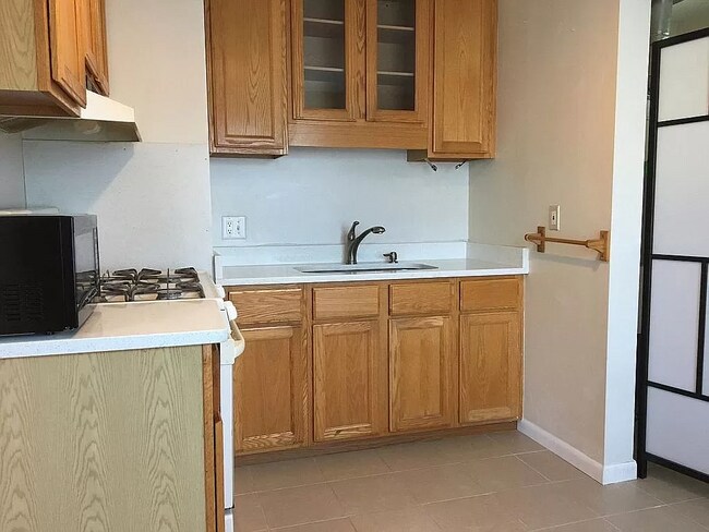 Kitchen - 3345 Inman st