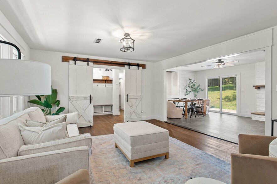 Building Photo - 7916 Valley View Dr SE