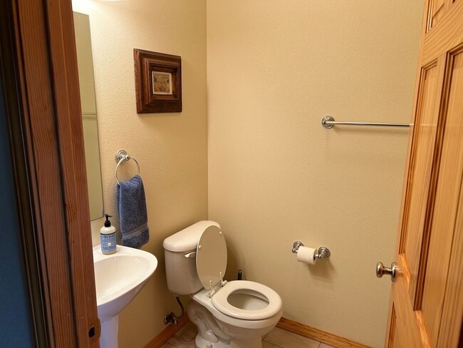 Building Photo - 3 bedroom home with deck views of the lake and mountains in Lakeside!