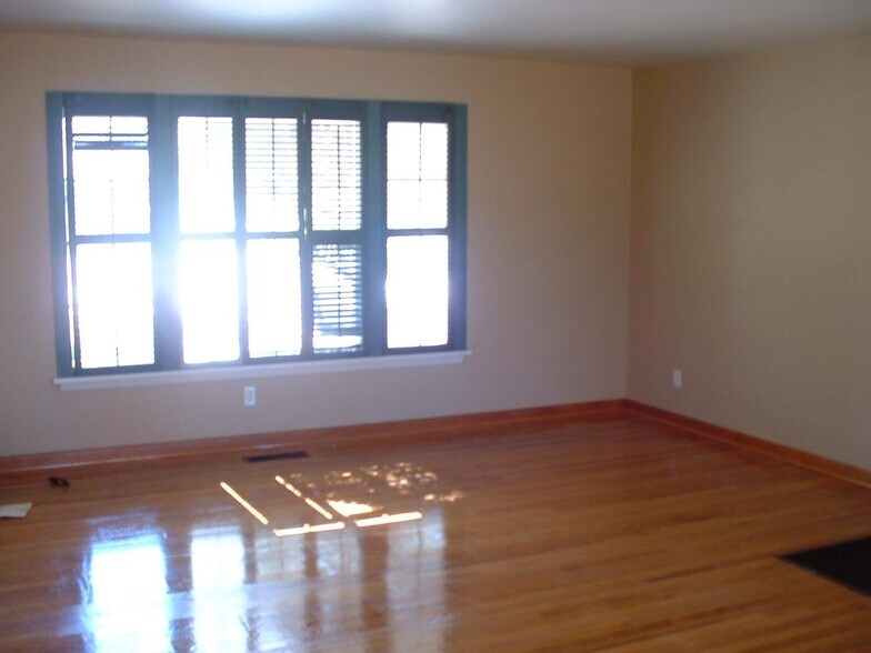 Building Photo - 1209 Windsor Way