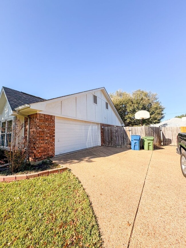 Building Photo - 1221 Walden St