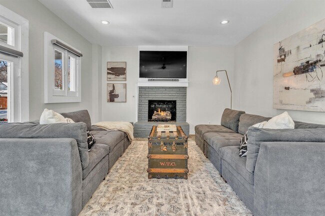 Building Photo - 185 Alexander St