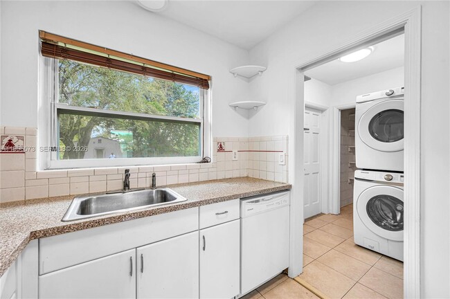 Building Photo - 1280 NE 115th St