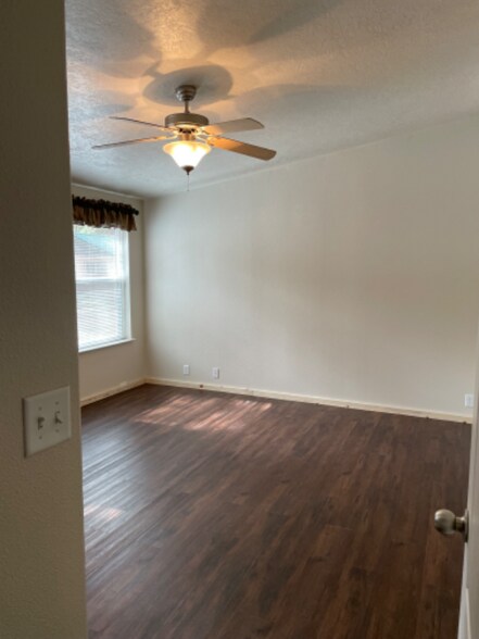 Building Photo - 699-495 Circle Ct