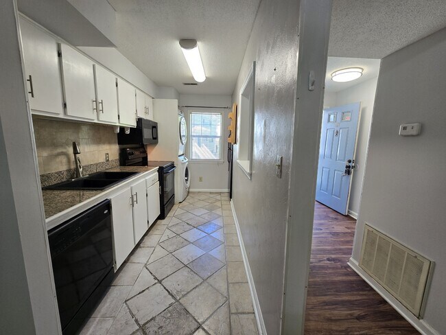 Building Photo - 117 Kingsbury Dr