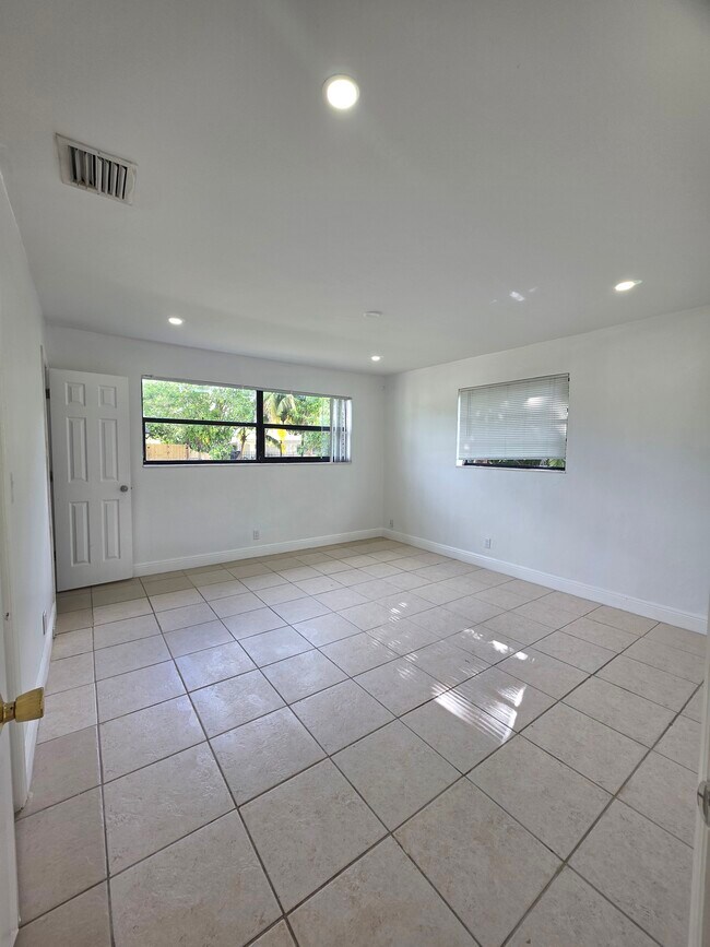 Building Photo - 681 SW 29th Ter